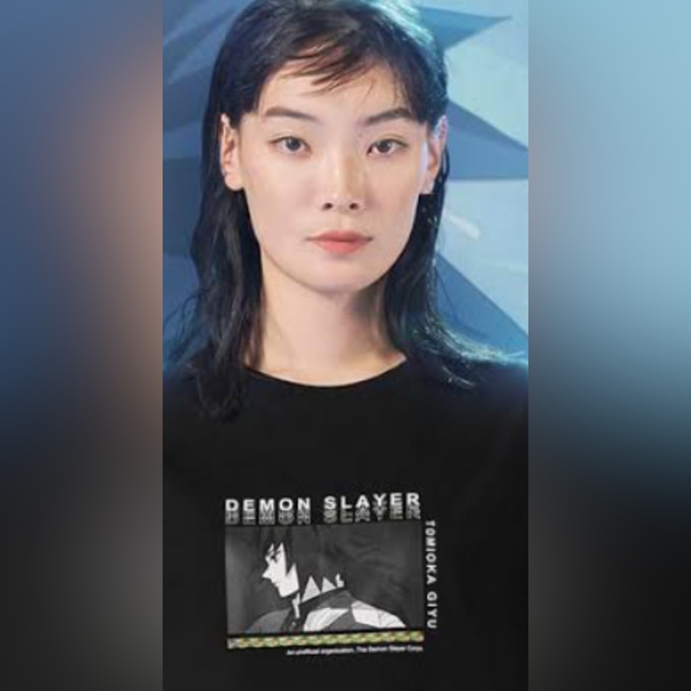Giyu Tomioka demon slayer kimetsu no yaiba Uniqlo black t shirt petite/small